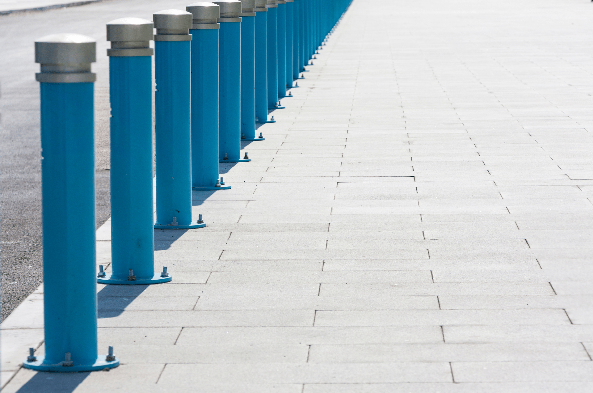 Cómo las pilonas pueden mejorar la seguridad de tu negocio - Puertas y automatismos Erric