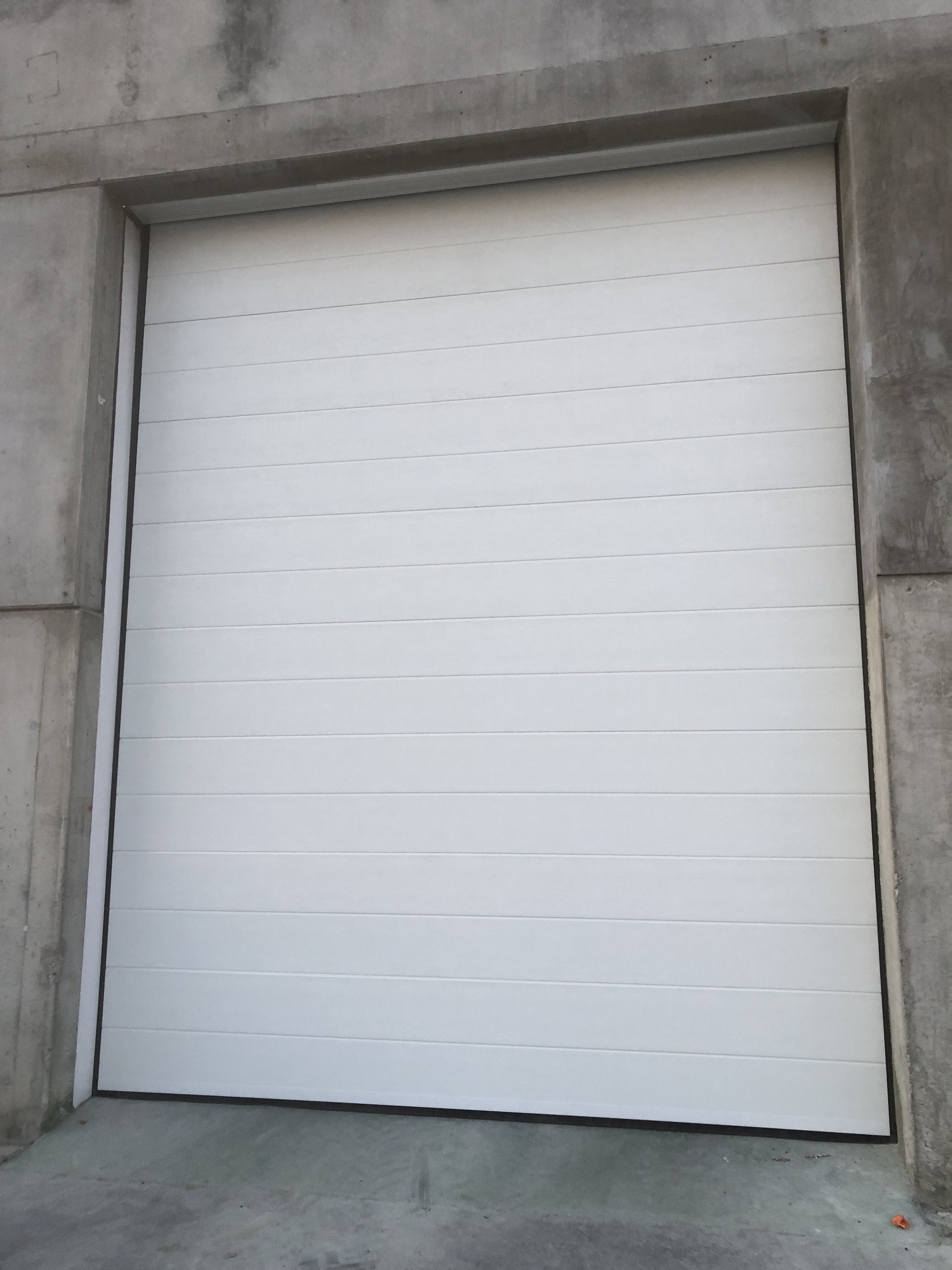 Qué tener en cuenta a la hora de elegir una puerta seccional para tu negocio. Puertas y automatismos Erric