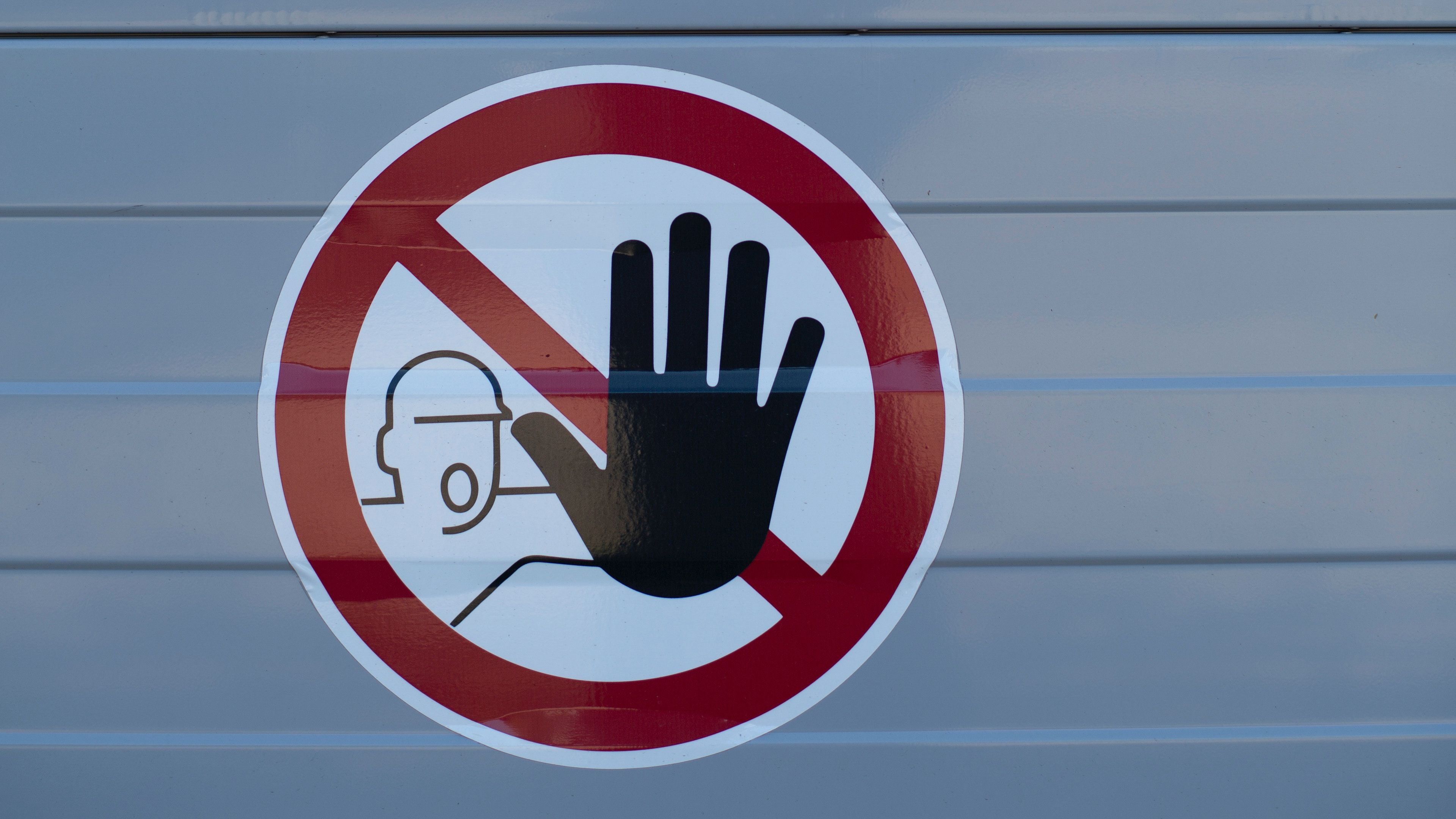 Seguridad en puertas automáticas | Puertas y Automatismos Enric