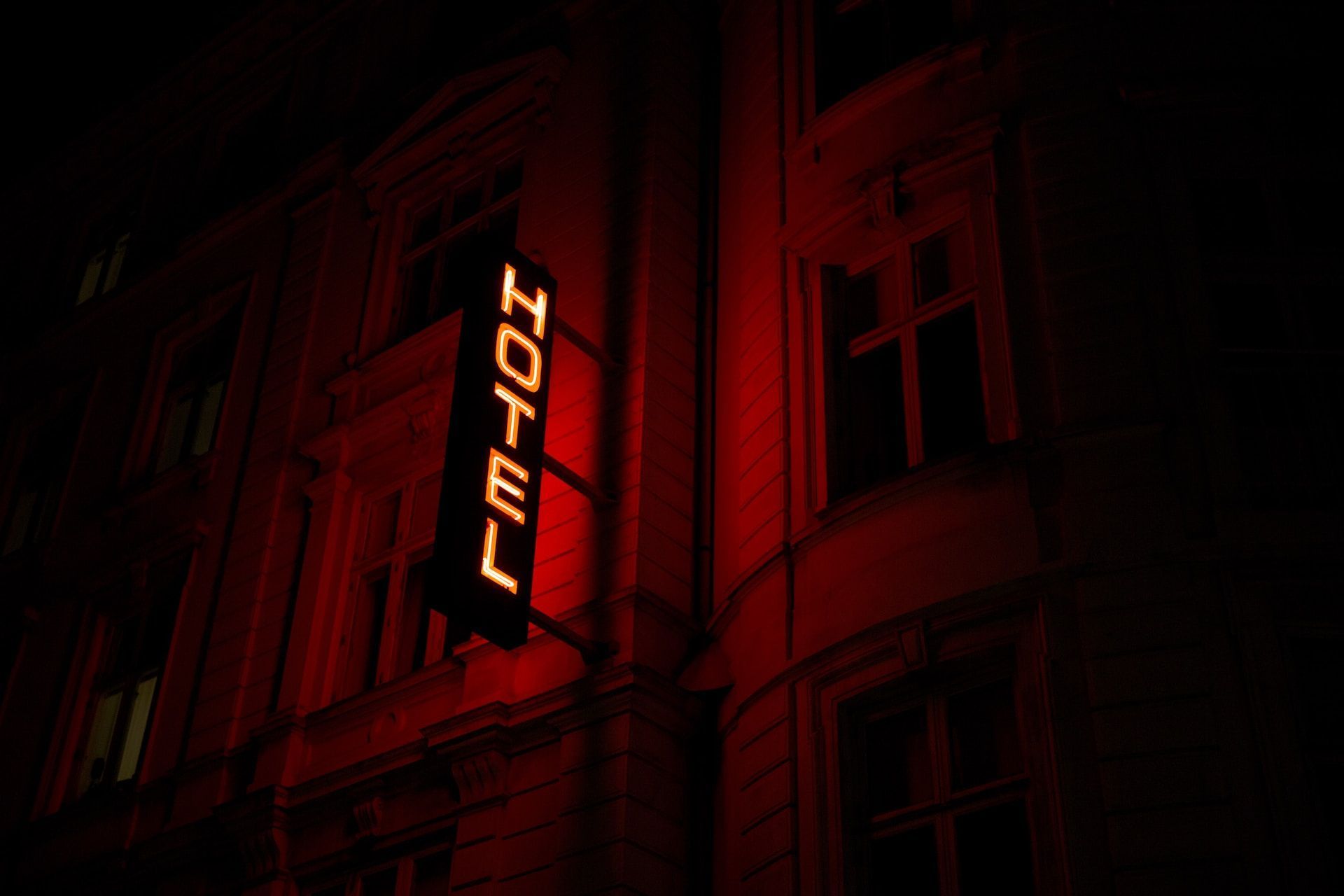 Millora l'entrada del teu hotel amb l'automatització de les portes | Portes i Automatismes Enric