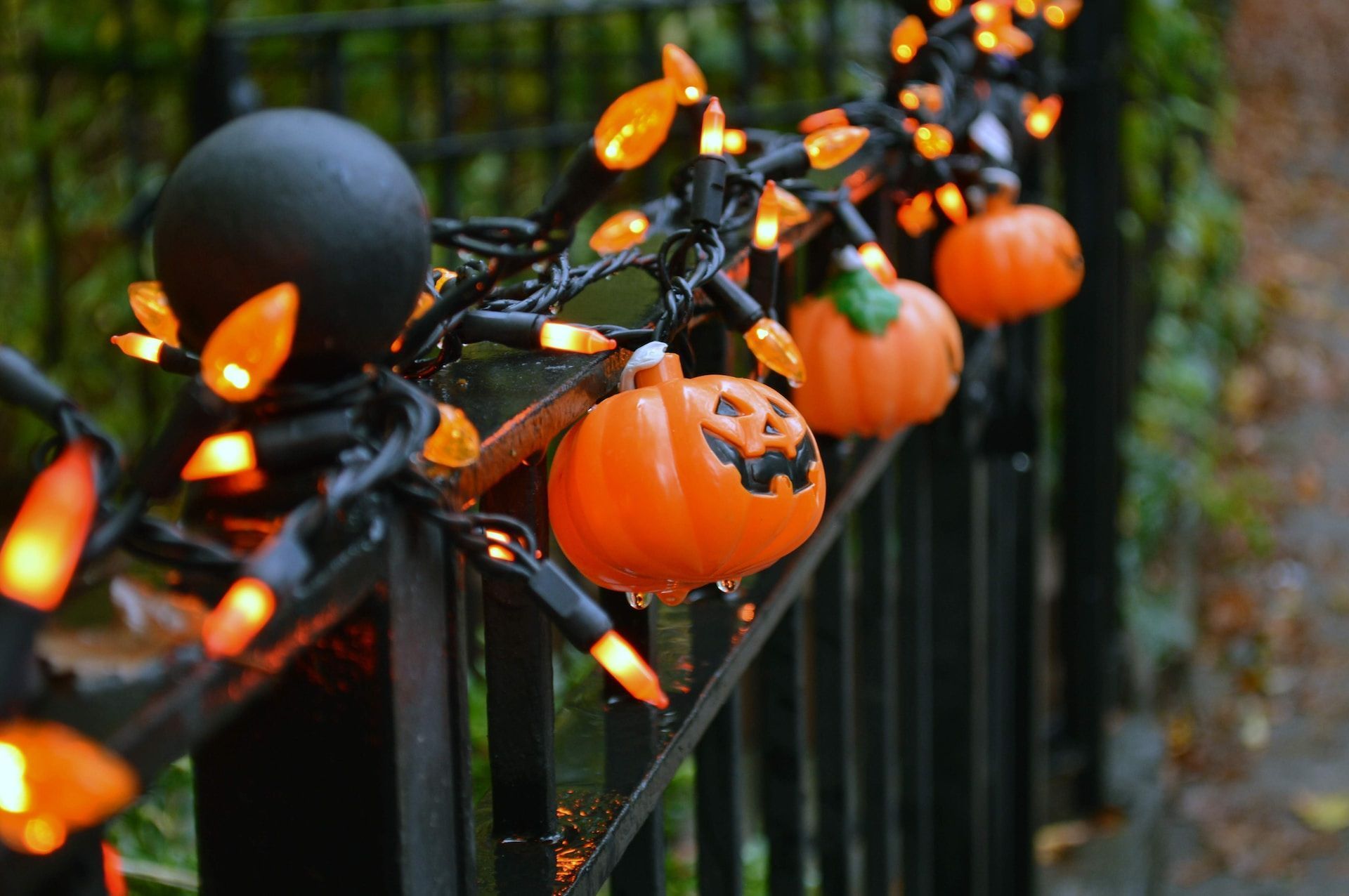 Seguridad en Halloween: Cómo garantizar que tu puerta automática sea segura para los más pequeños - Puertas y automatismos Erric